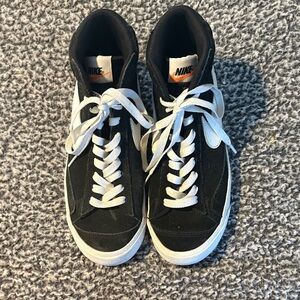 Nike Youth/Boys size 7 hi top classic suede sneakers Black/White good condition!
